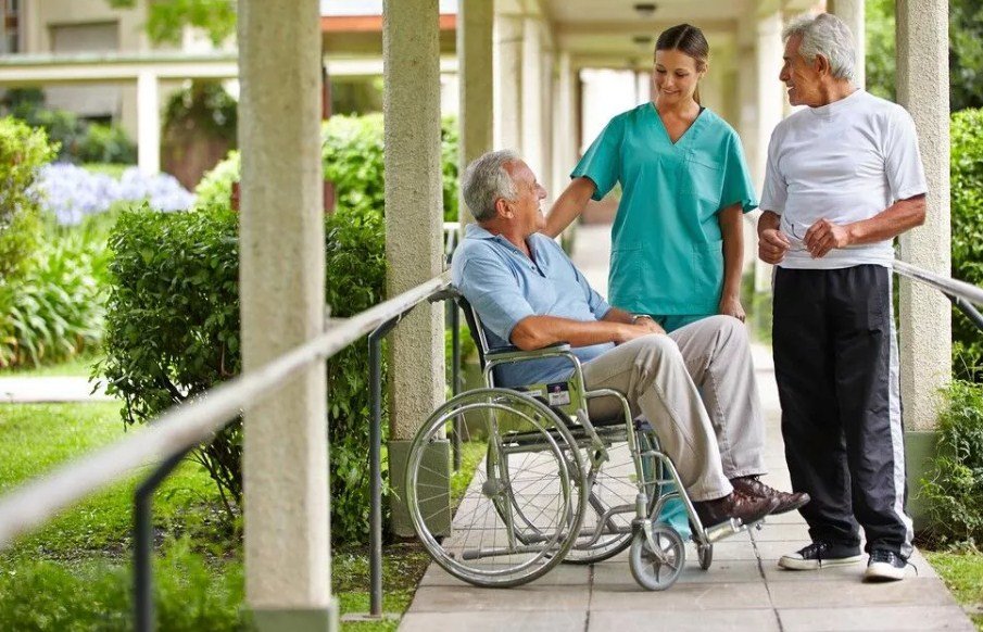 Pros and Cons of Working in a Nursing Home