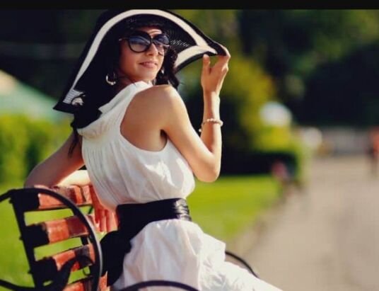 How to Make Money as an Attractive Female