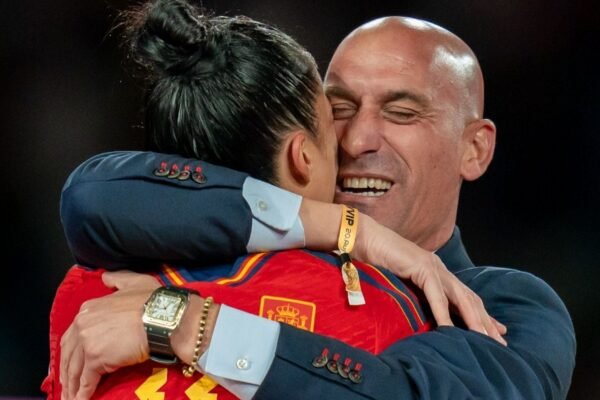 Spanish football boss under fire for kissing player