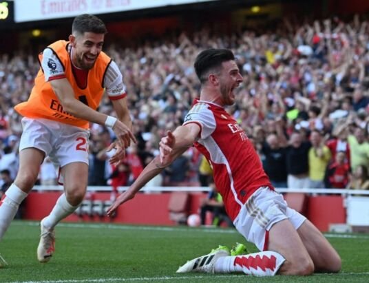 Arsenal snatch late win over United as Rice shines on debut