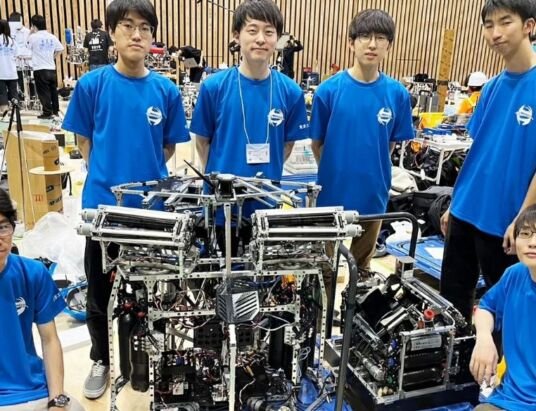 Tokyo Tech students win award for dazzling underwater robot show