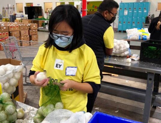 Washington Food Banks Face Volunteer Crisis Amid Rising Hunger