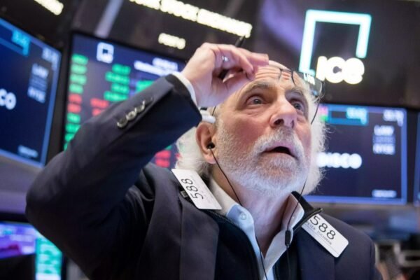 Tech stocks plunge as interest rates soar to 16-year high
