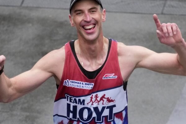 Zdeno Chara completes Baystate Marathon, qualifies for Boston Marathon