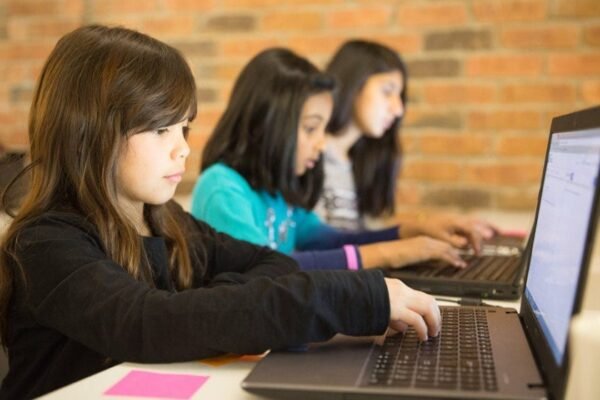 How to Balance Technology and Family Time in the Digital Age