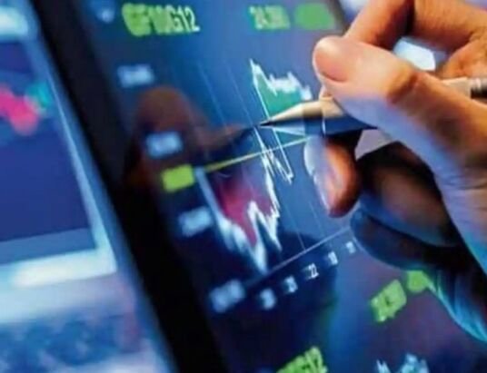 Tech stocks continue to attract investors amid market gains