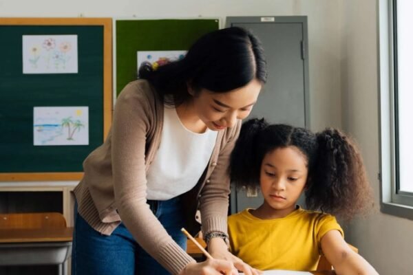 Classroom-teacher-aide