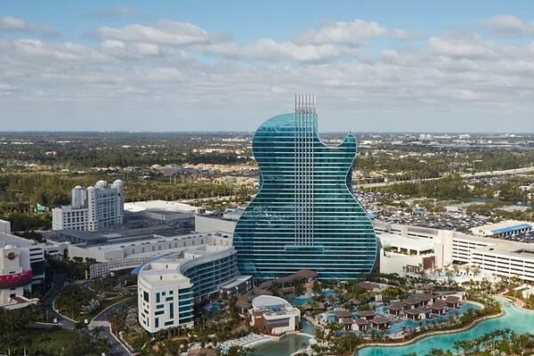 florida-man-dangles-child-from-hotel