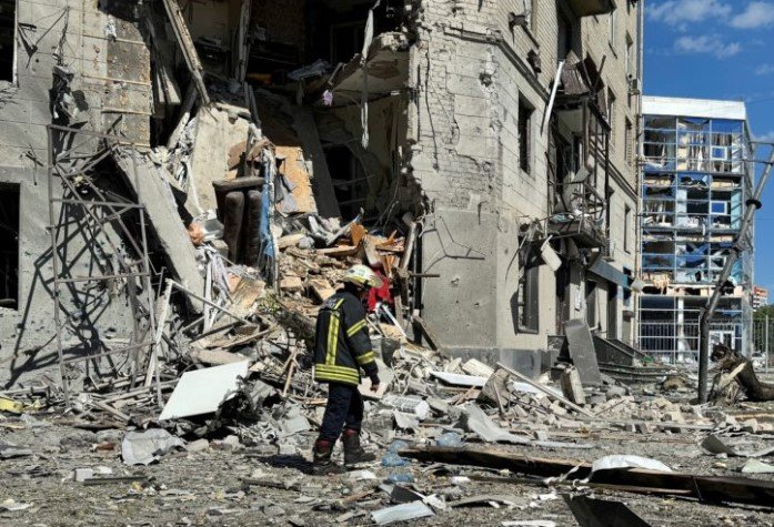 ukraine evacuates 8000 from kharkiv amid intensified russian