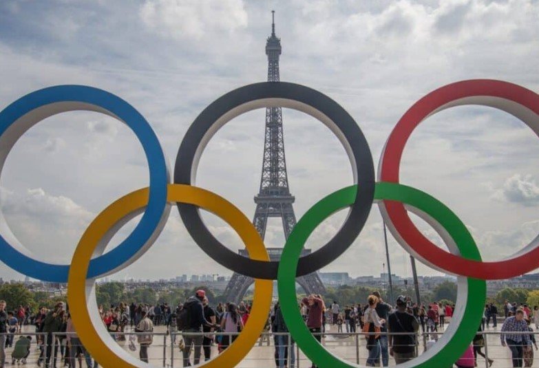 eiffel tower olympic rings controversy