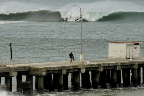 Peru 13-foot waves ports closed