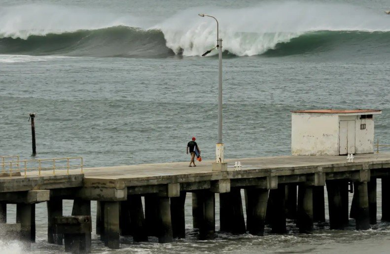 Peru 13-foot waves ports closed