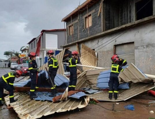 mayotte cyclone destruction rescue operations