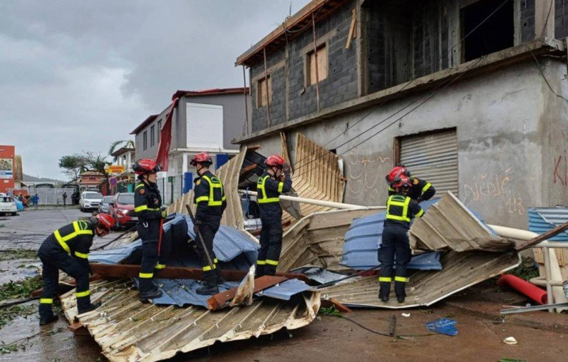 mayotte cyclone destruction rescue operations