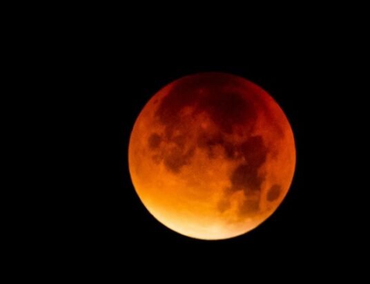 total-lunar-eclipse-red-moon-sky