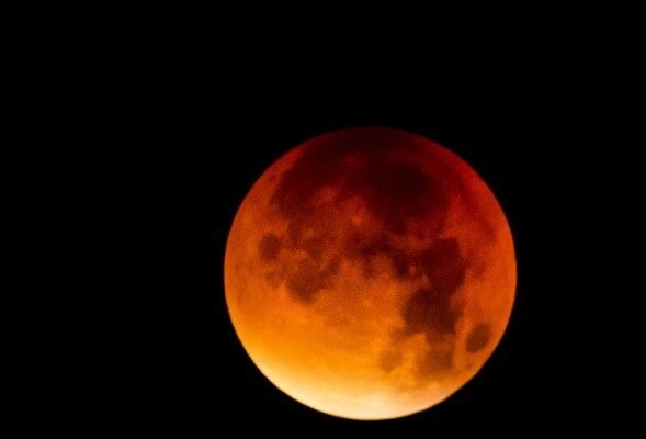 total-lunar-eclipse-red-moon-sky