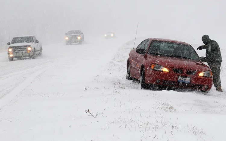 Winter storm snowfall roads stranded cars