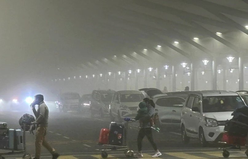 dense fog delhi train airport january