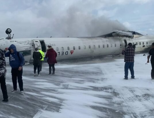 Bombardier CRJ landing in snow