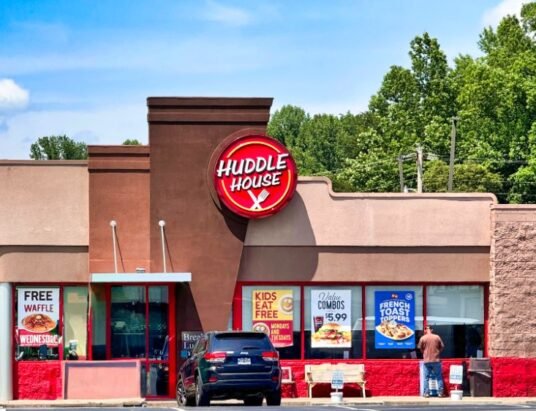 Huddle House restaurant exterior