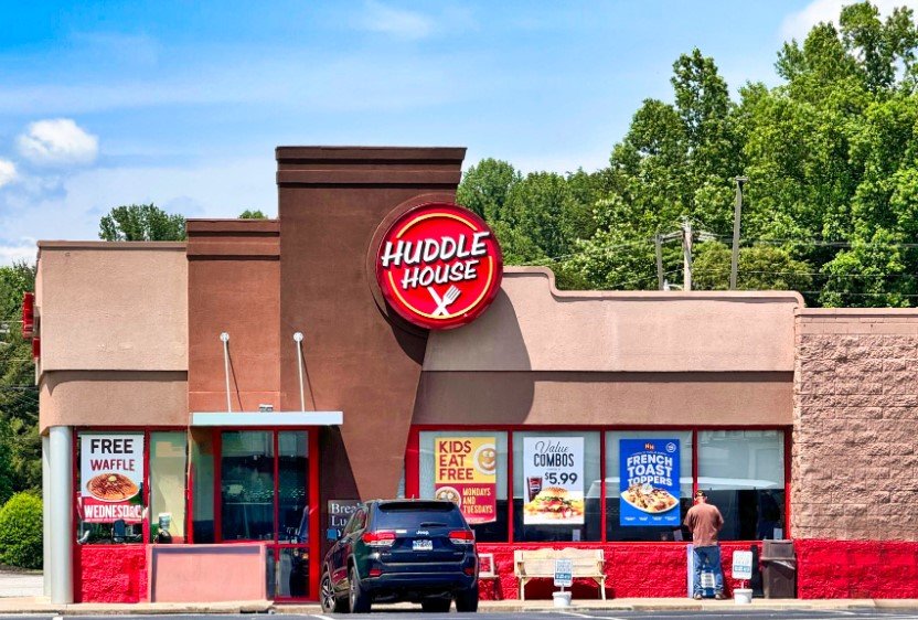 Huddle House restaurant exterior