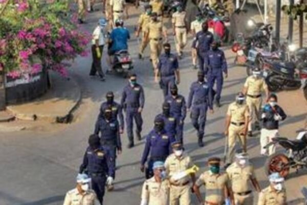 Mumbai Police outside Ranveer Allahbadia house