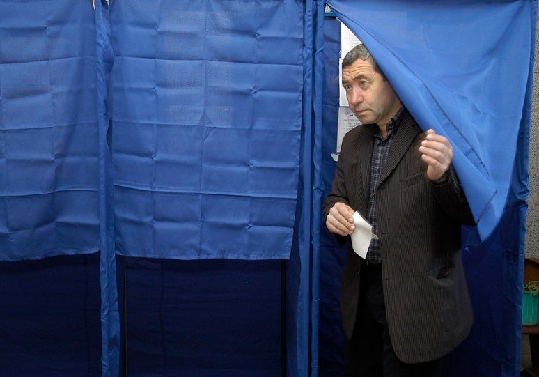 georgia-election-voting-booth