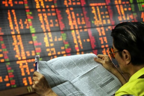 Traders panic on Tokyo Stock Exchange as global markets