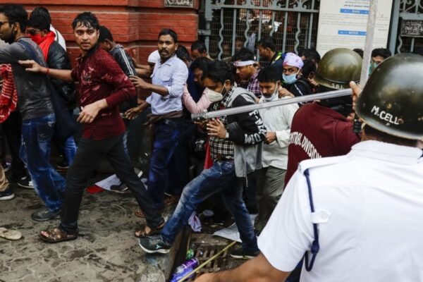 bengal-maheshtala-clashes-police-injured-vehicles-burnt