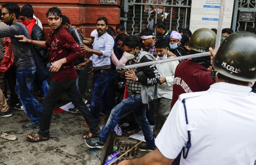 bengal-maheshtala-clashes-police-injured-vehicles-burnt