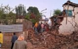 delhi earthquake tremors people running buildings