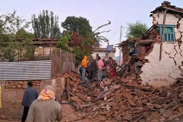 delhi earthquake tremors people running buildings