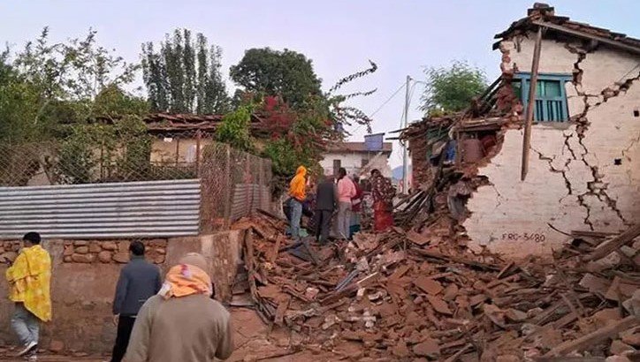 delhi earthquake tremors people running buildings