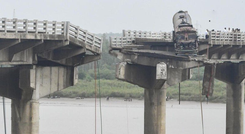 gujarat bridge collapse mahisagar river