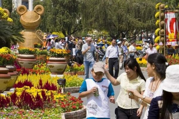 Vietnamese festival crowd