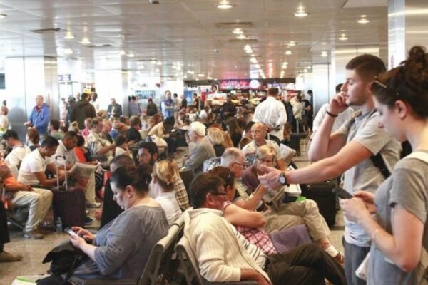 airport crowd delays