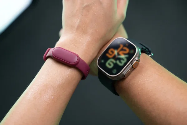 Google Fitbit Air vs Apple Watch Ultra 3 accuracy compared on a 10km run.